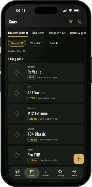La liste des armes sur iPhone, groupée en armes longues et armes de poing, chacune avec son calibre et son mécanisme