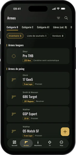 La liste des armes sur iPhone, groupée en armes d’épaule et armes de poing, chacune avec son calibre et son mécanisme